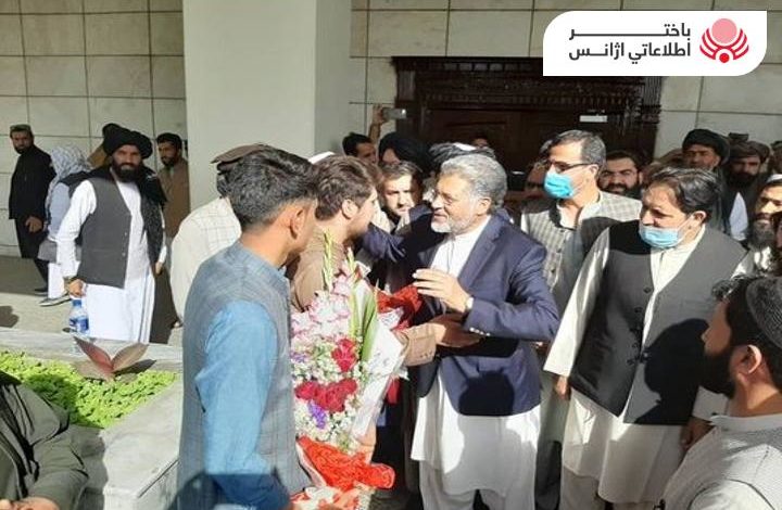 فاروق وردک وزیر پیشین معارف و وزارت دولت در امور پارلمانی به افغانستان برگشت
