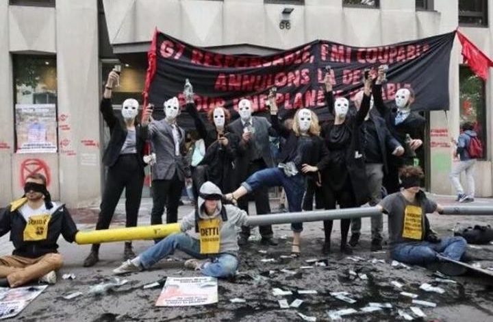 معترضان در پاریس با مسدود نمودن دروازه ساختمان صندوق بین المللی پول خواستار لغو قرضه کشور های فقیر شدن