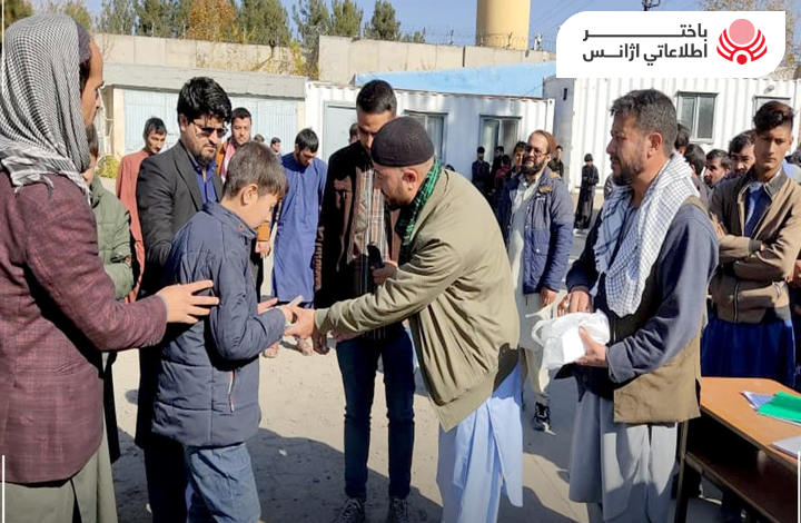 یک نهاد خیریه در کابل، به شاگردان انستیتوت نابینایان کمک نقدی کرد